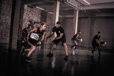 Dynamax Coach Course – group practicing moving with medicine ball